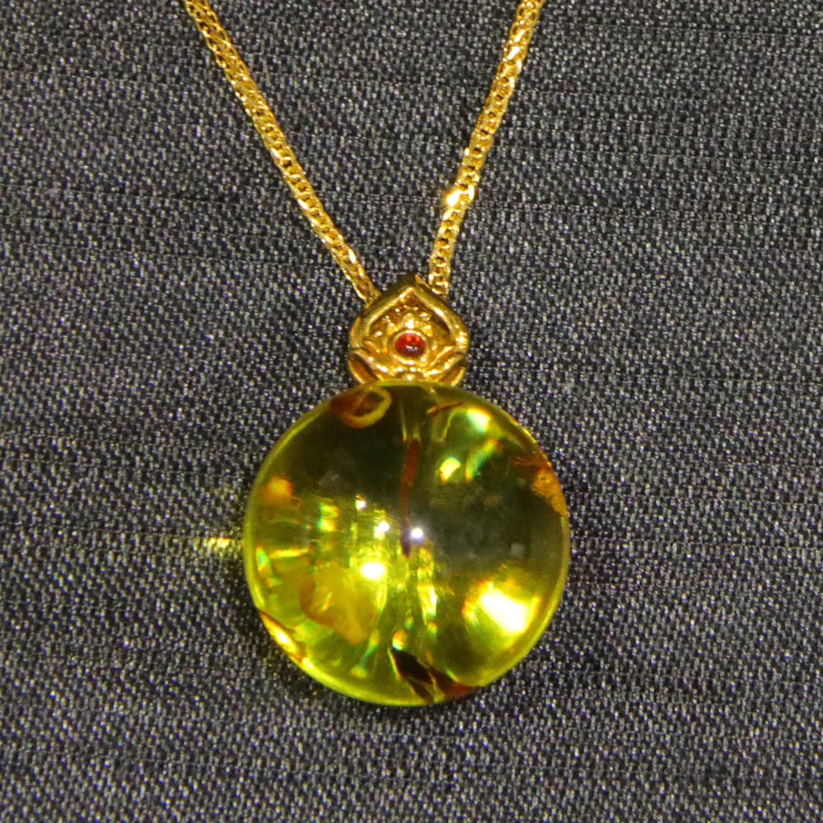 17mm クラウンベイルフラワーアンバーペンダント、レッドジェム付き |   金メッキのツイストチェーンネックレス |   女性への贈り物