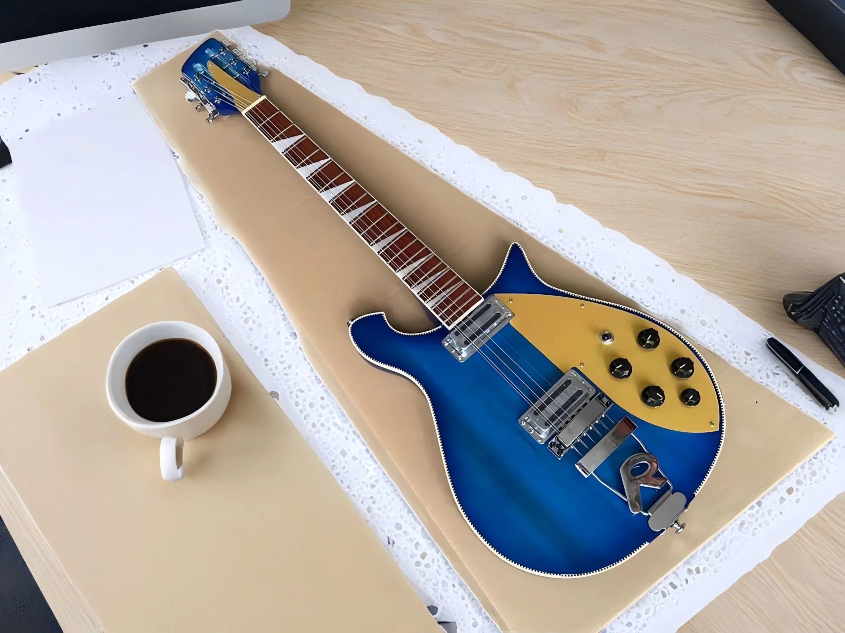 

Синяя 12-струнная электрогитара, гриф, сквозной корпус, R-образный мост, Золотая накладка, шахматная доска, связывание 660, Guitarra