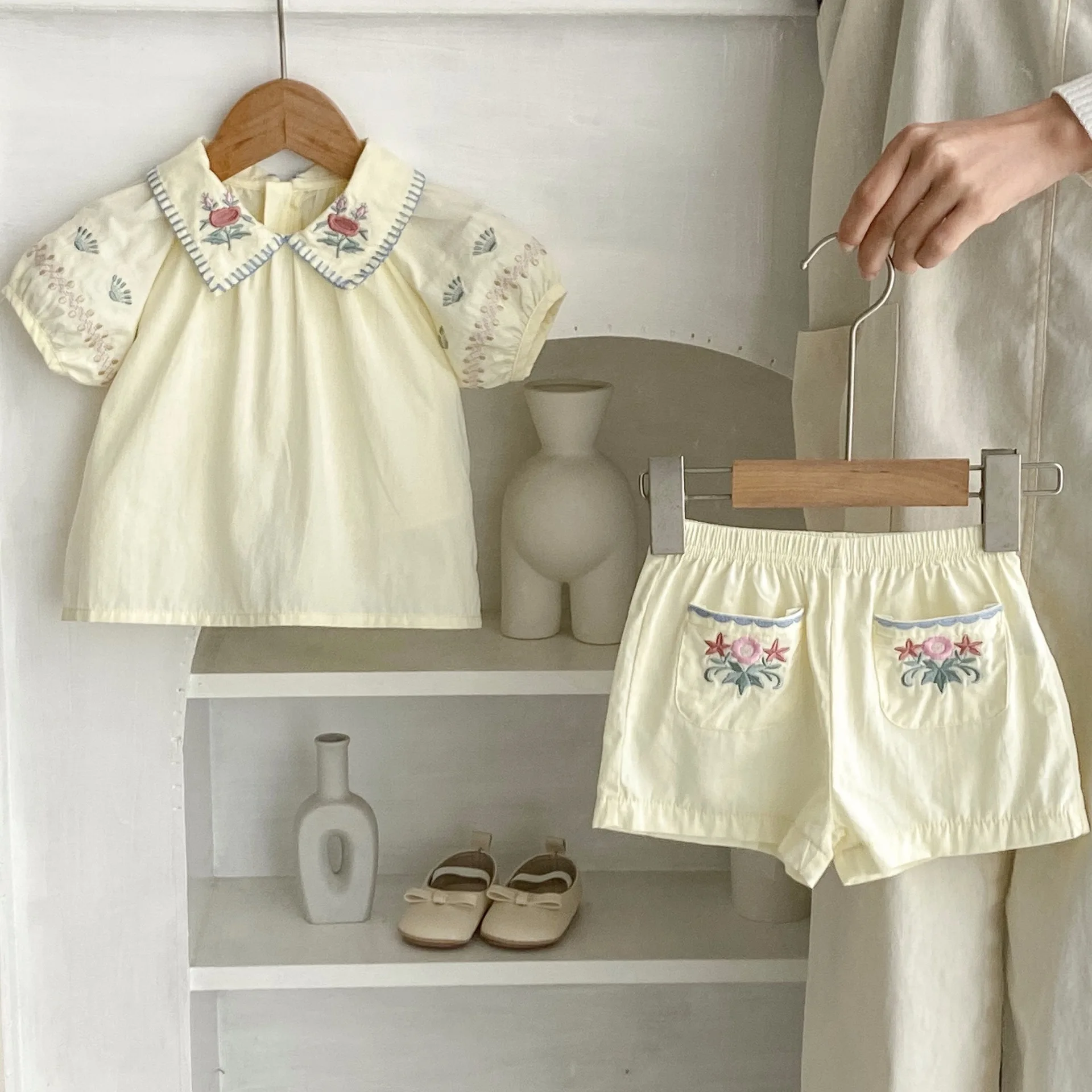 

Новая летняя детская одежда, комплект из 2 предметов для девочек 0-3 лет с топом с короткими рукавами и тонкими шортами с цветочной вышивкой.