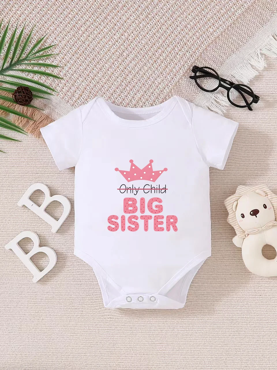 

Baby short-sleeved triangle bodysuit, fun letter print, button design, easy to care for, suitable for new parents.