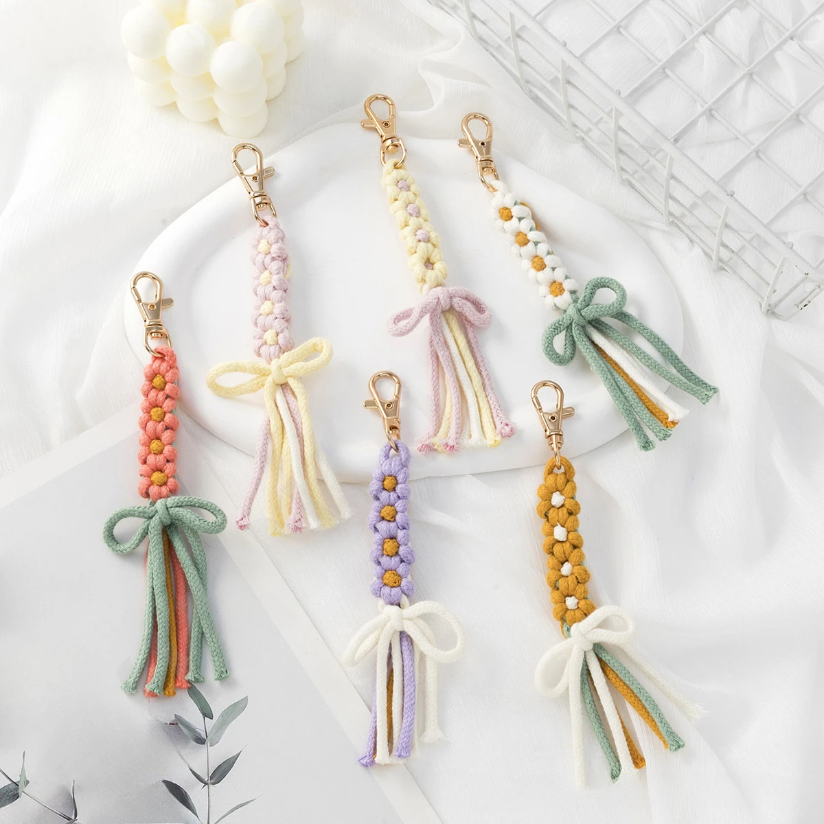 1pc Bohemian Woven Daisy Keychain with Tassels Hand-Woven Flower Keychain Handmade Beach Bag Pendant Creative Gift