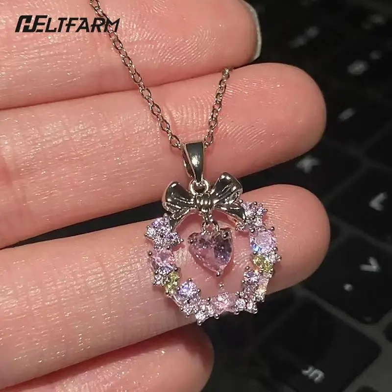 سلاسل من الكريستال الوردي على شكل قلب للنساء ، مجوهرات حساسة Y2K ، قلادة جميلة على شكل فيونكة ، إكليل الكريسماس