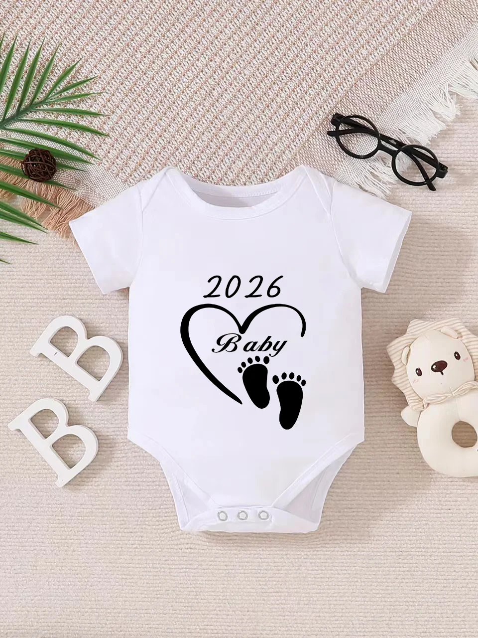 Baby short-sleeved triangle bodysuit, fun letter print, button design, easy to care for, suitable for new parents.