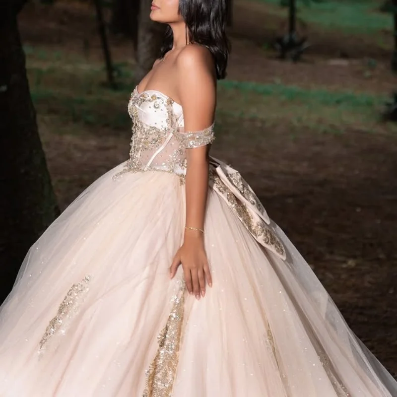 Abito Quinceanera personalizzato avorio con spalle scoperte perline applique con paillettes Fiocco in pizzo abiti da 15 Quinceanera
