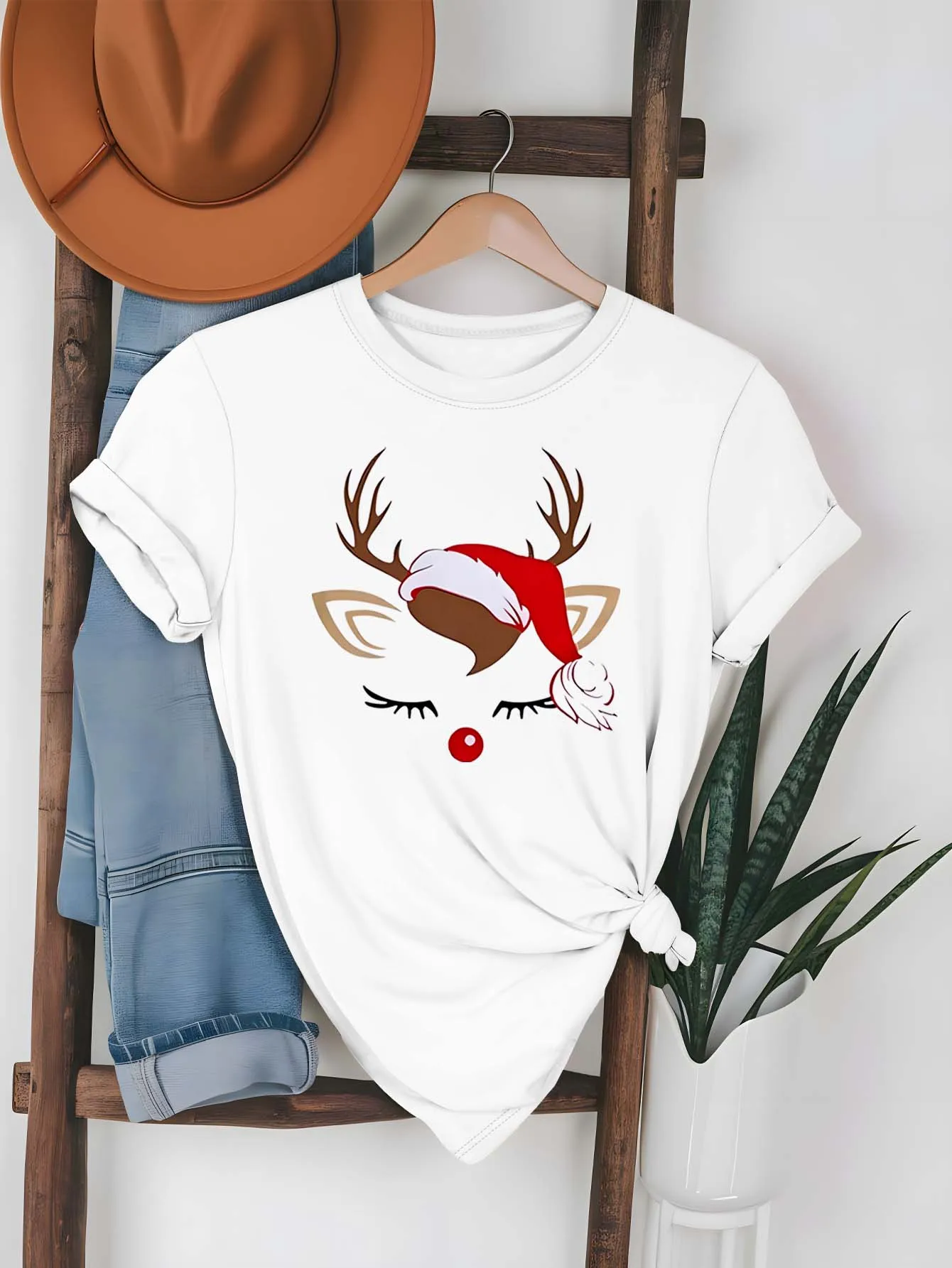 

Рождественский олень больших размеров с шляпой Санта-Клауса, праздничный милый наряд