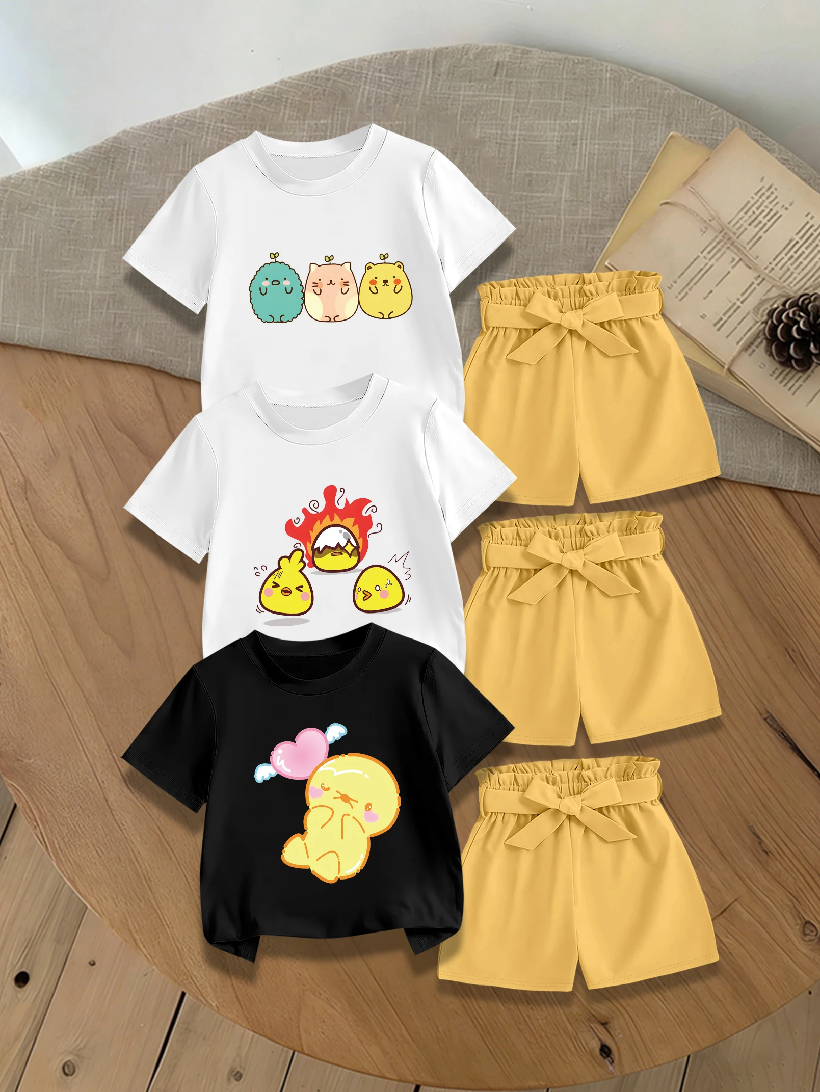 

Комплект из 6 предметов: летняя футболка и шорты для девочек с мультяшным принтом в виде маленьких фигурок цыплят, плюшевым животным и милым тканым бантом.