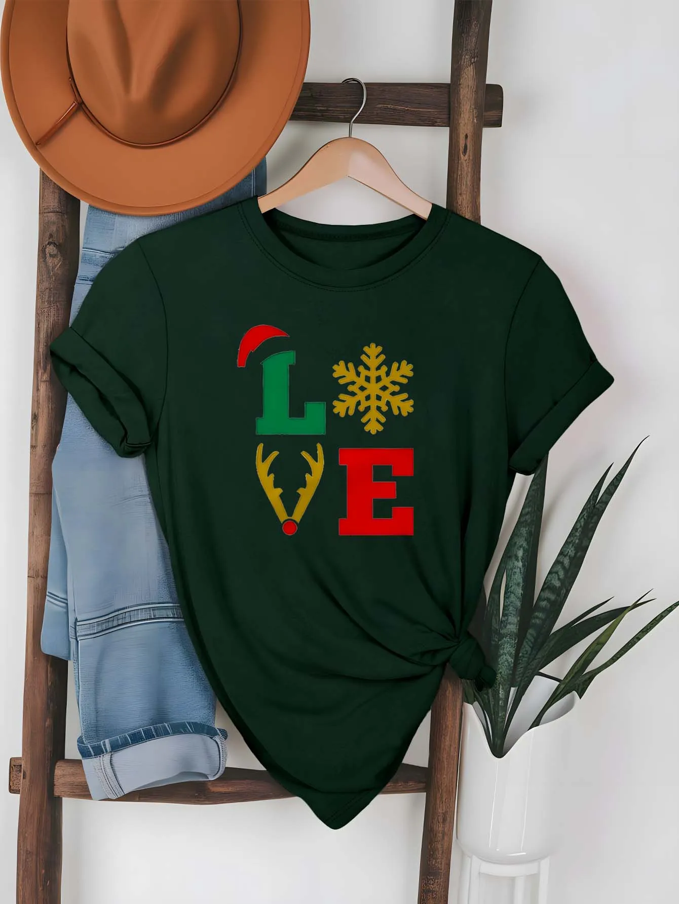 

Рождественские надписи больших размеров с надписью «ЛЮБОВЬ» и шляпой Санта-Клауса, снежинка, оленьи рога, модная одежда для праздничного очарования