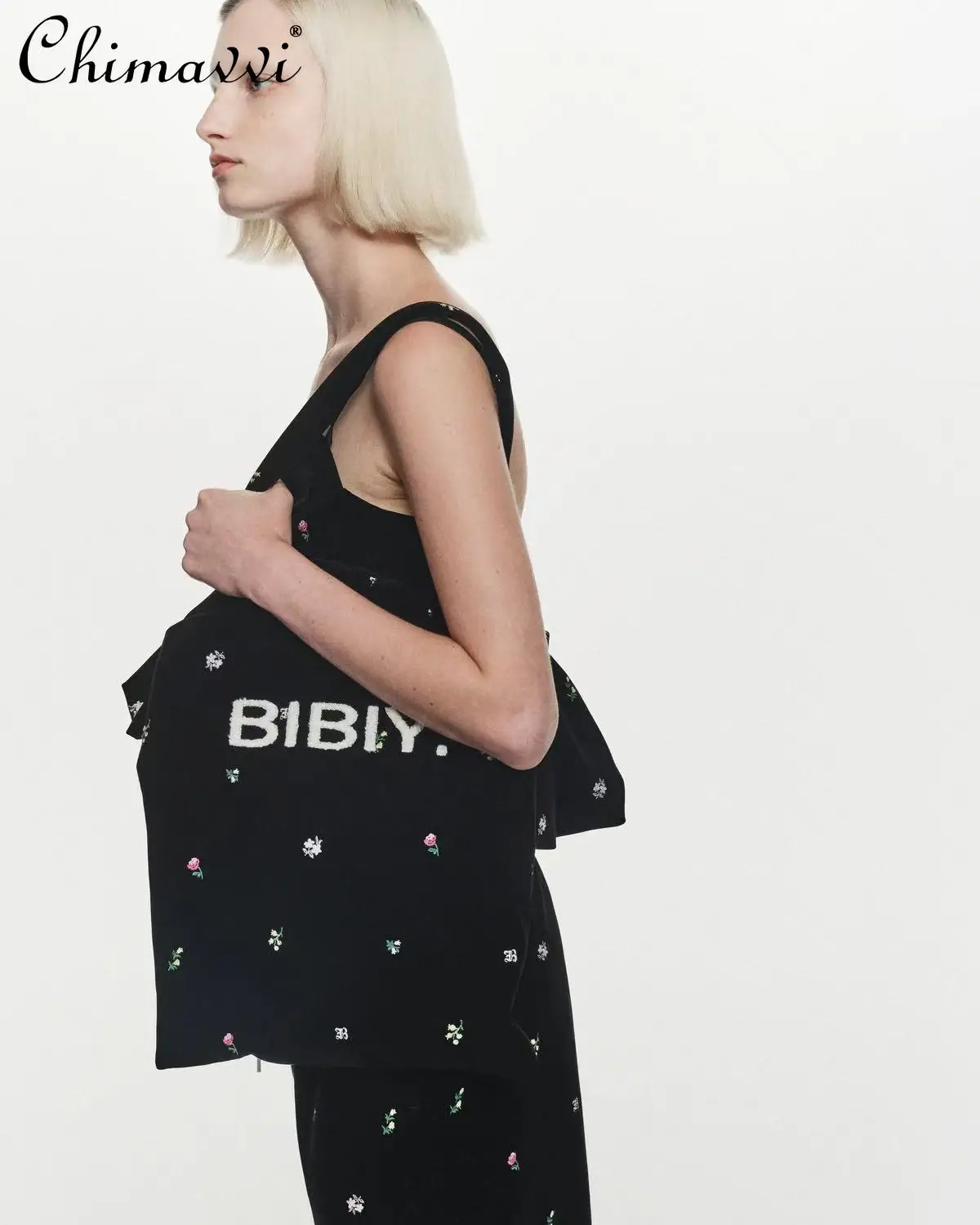 حقيبة يد مخملية مطرزة على الطراز الياباني جديدة لخريف 2025 حقيبة كتف نسائية ذات سعة كبيرة ومتعددة الاستخدامات