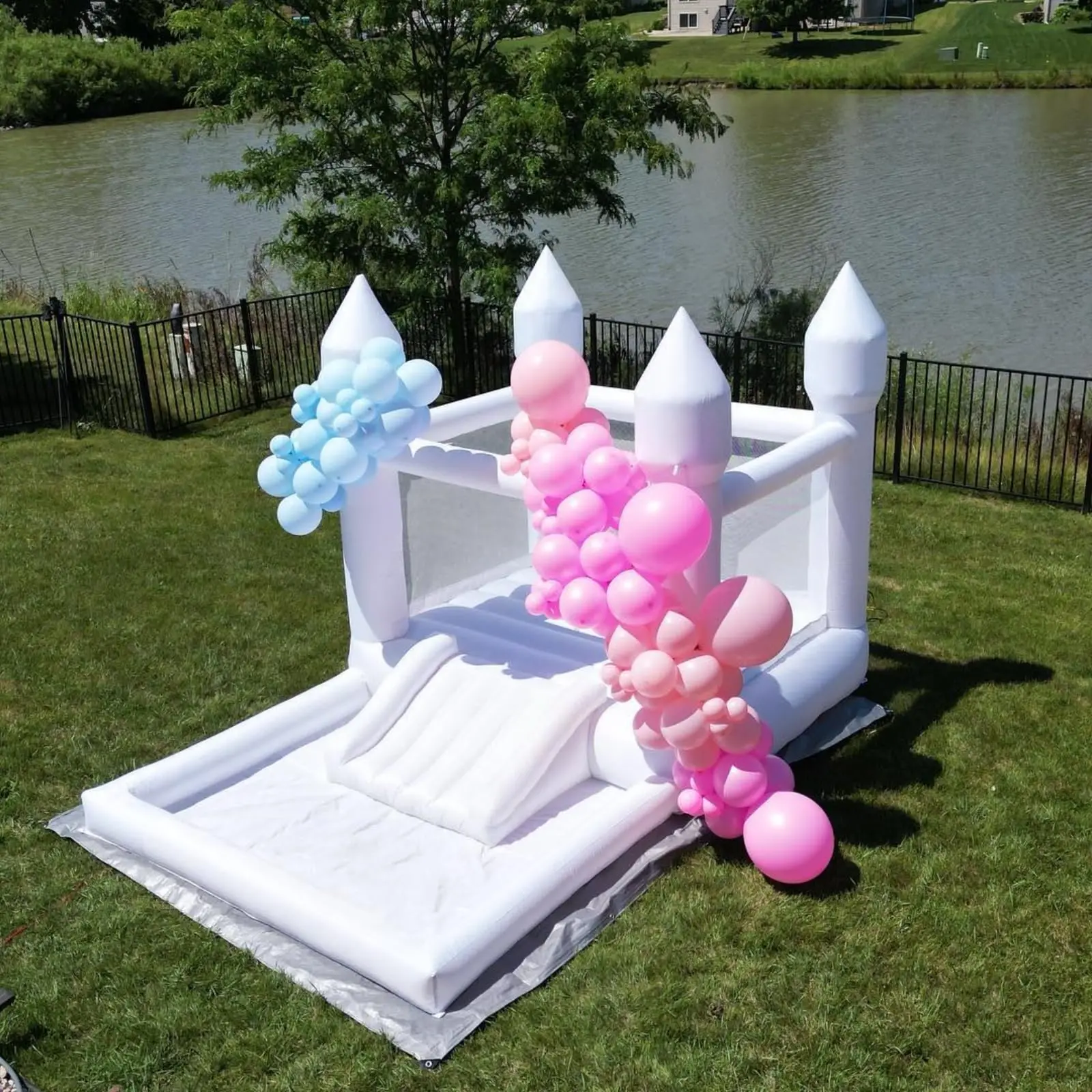 PVC opblaasbaar wit springhuis professioneel springkasteel uitsmijter met ballenbak en luchtblazer voor kinderhuwelijksfeest