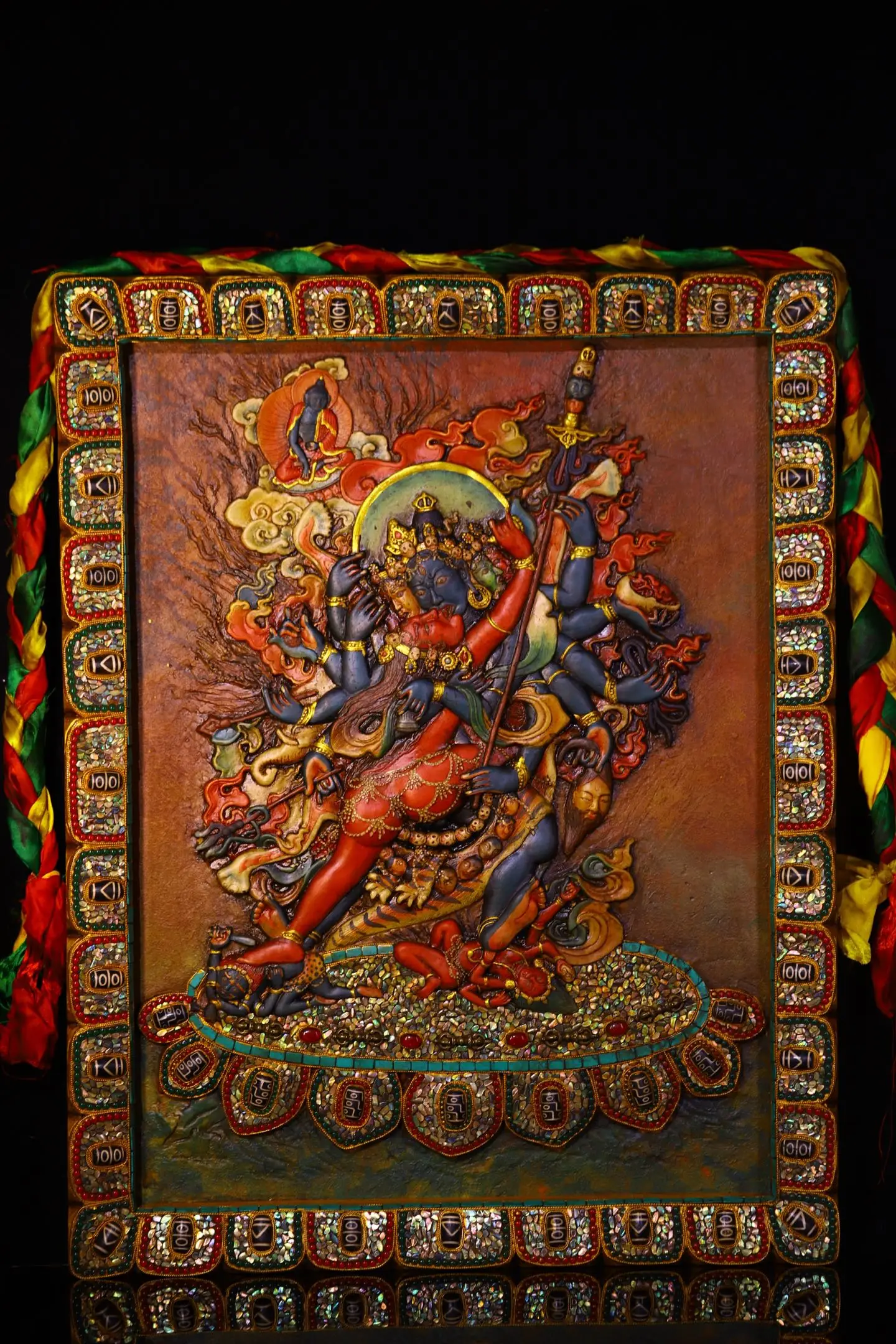 

Старинная мозаичная расписная панель из корня бодхи с бусинами гзи, ракушками, статуей Будды Чакрасамвары, для танка, для молитвенного зала