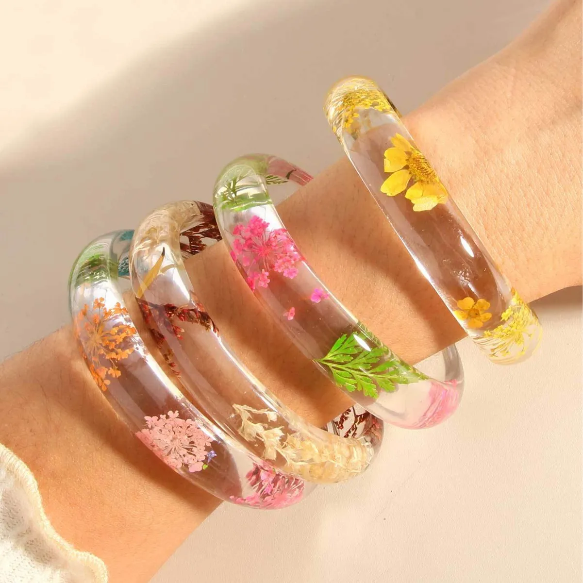 

Transparent colorful dried flower resin bracelets are perfect for women, anniversary gifts, or unique and exquisite jewelry.