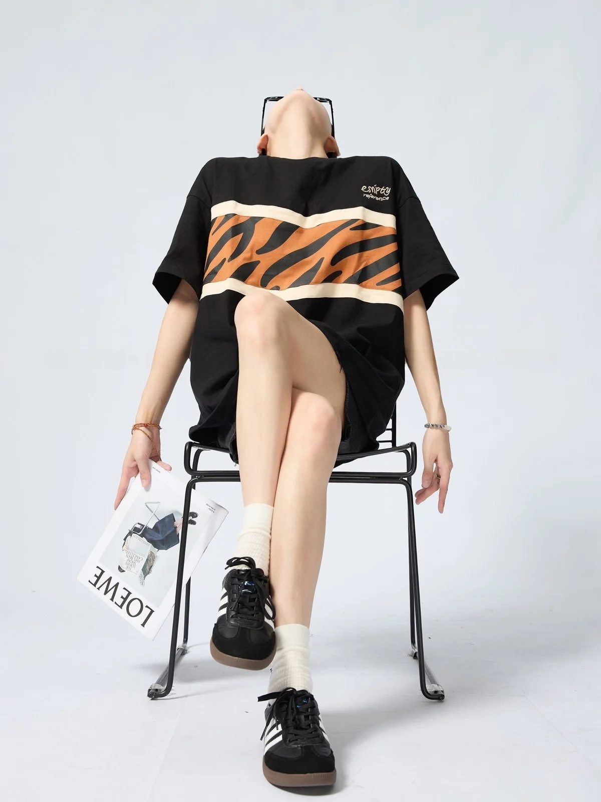 

Черная свободная футболка с коротким рукавом для женщин, уникальная, красивая, для повседневной носки, в корейском стиле, прямого кроя.