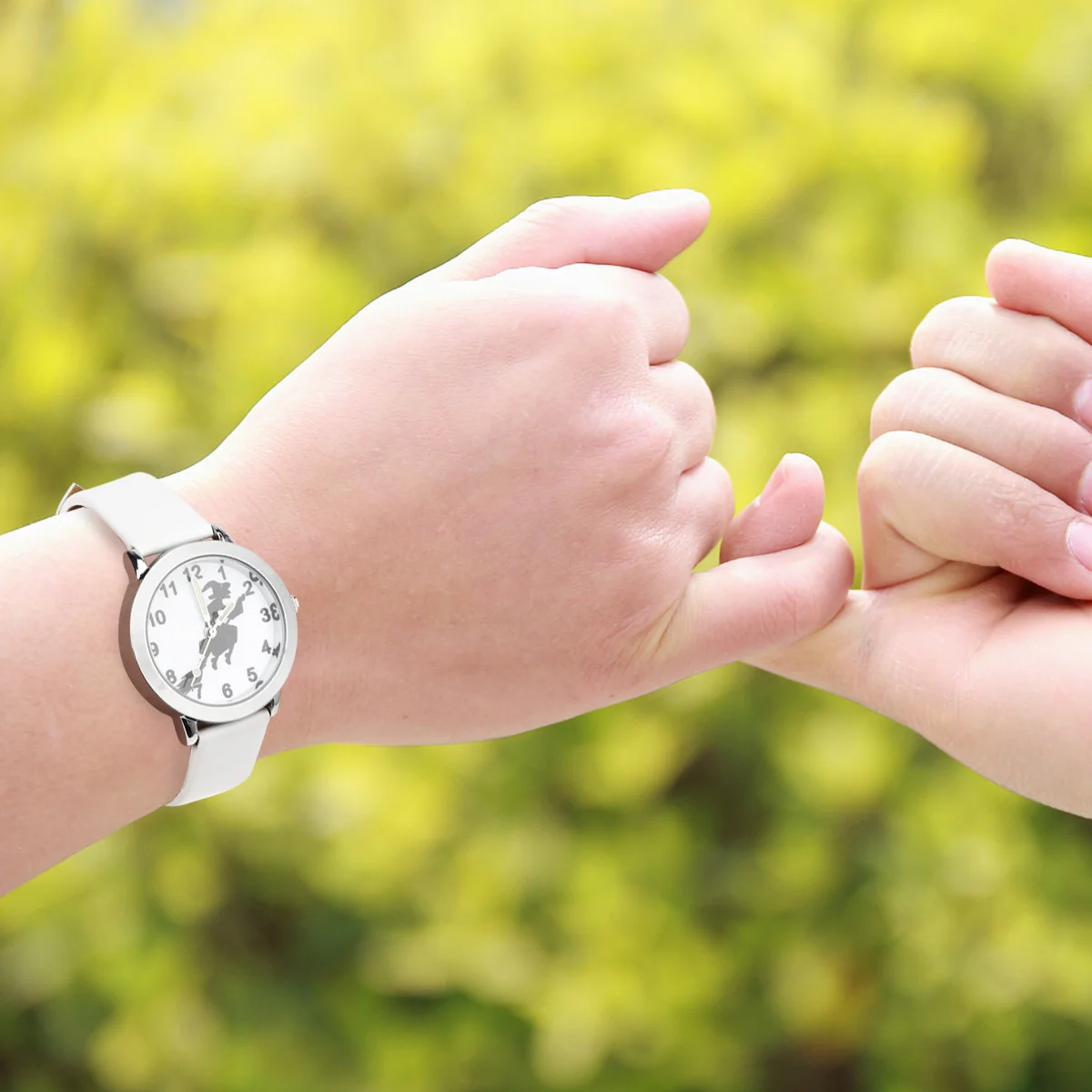 ساعة توهج في الظلام مع تصميم نمط ساحرة الهالوين، ساعة كوارتز بحزام مريح وخفيف الوزن #1