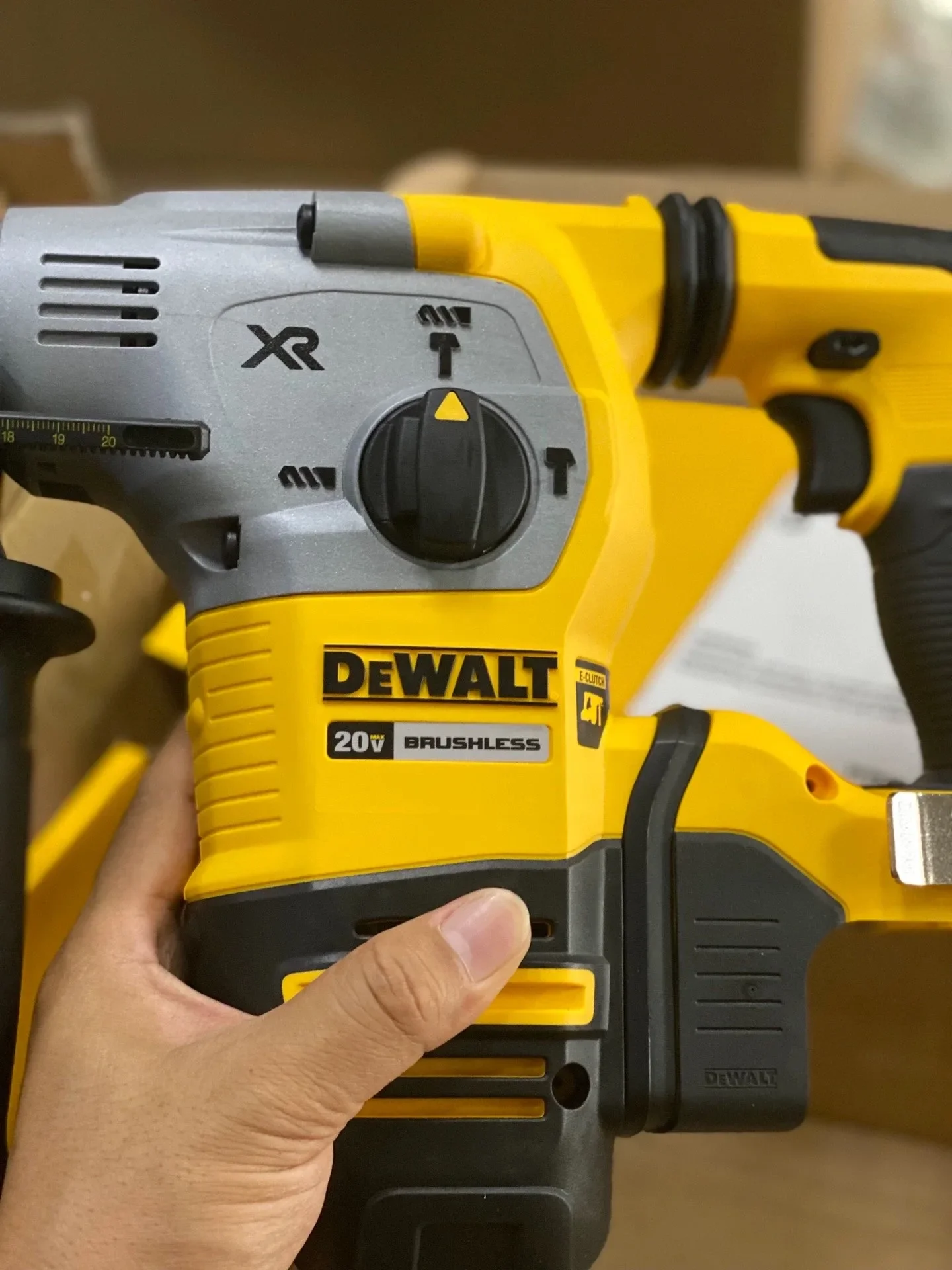 DEWALT DCH293B Brushless Rotary Hammer 20V XR Lithium Ion 1-1/8 inch SDS PLUS L-type Circuit Breaker Hammer Electric Tool DCH293