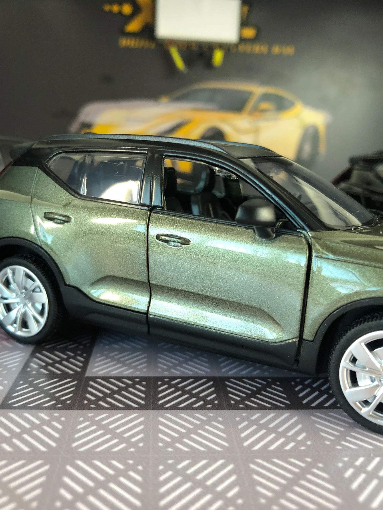 1:32 Volvo XC40 alloy car model, capable of opening doors, metal, children's sound and light toys, ornaments and gifts