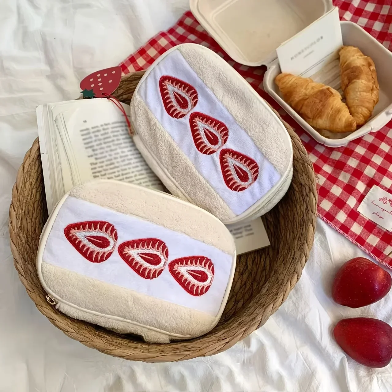 1 Stück Erdbeer-Stickerei-Kosmetiktasche mit kariertem Futter, tragbare Kosmetiktasche, niedliche / koreanische Stickerei-Tasche für Reisen – Detail 5
