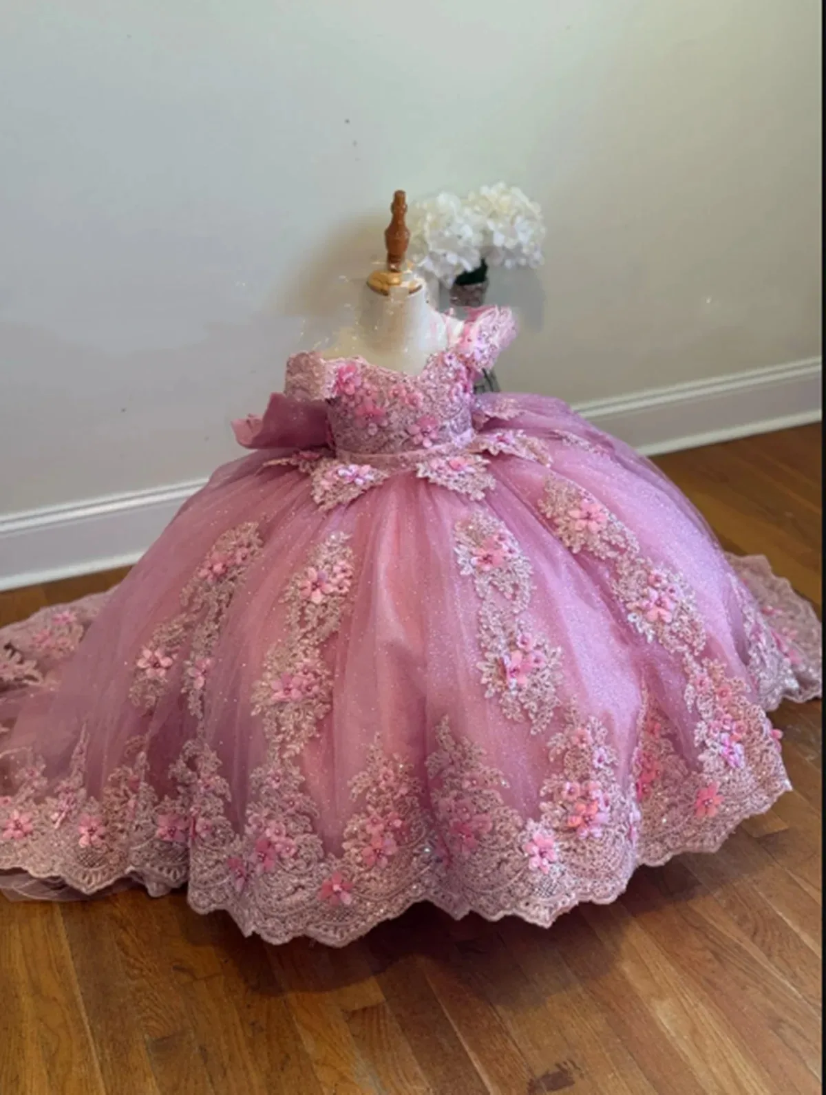 Flower Girl Dress For Wedding With Bow Lace Applique Tulle Puffy Shiny Kids Birthday Party First Communion Ball Gowns Customized