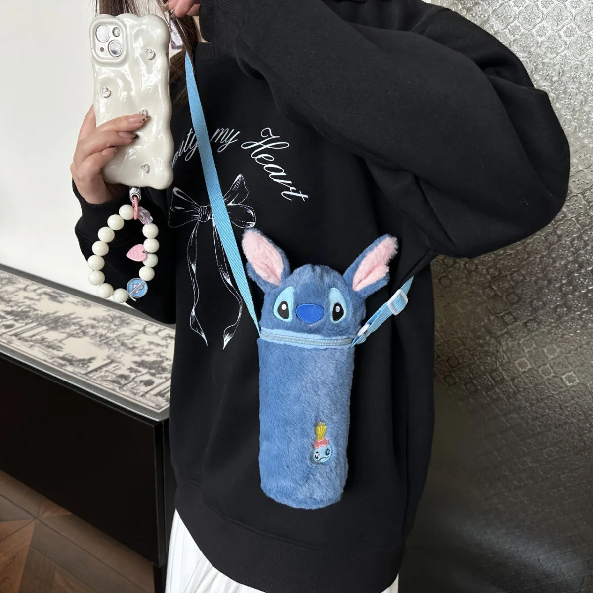 يمكن تحويل حقيبة زجاجات المياه القطيفة بغطاء كوب الترمس الكرتوني إلى حقيبة ظهر صغيرة مناسبة لعشاق الرسوم المتحركة والحياة اليومية #4