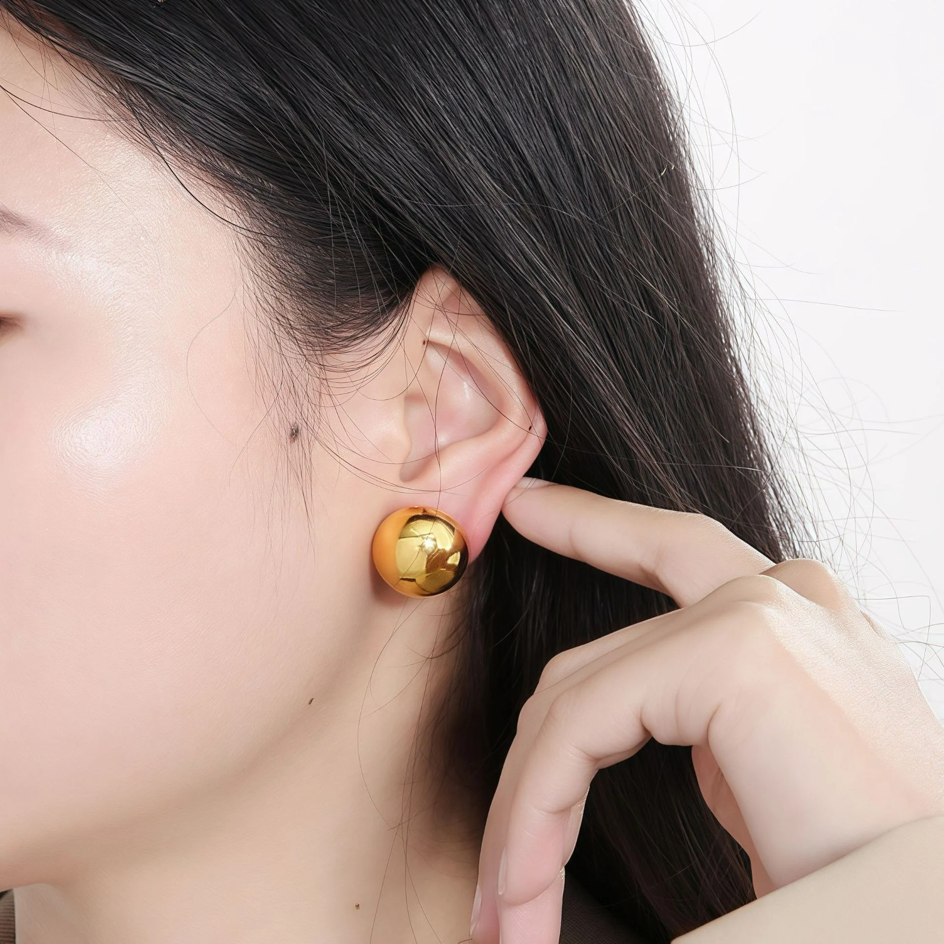 Stainless steel solid hemispherical stud earrings are simple and versatile, suitable for both men and women as daily commuting