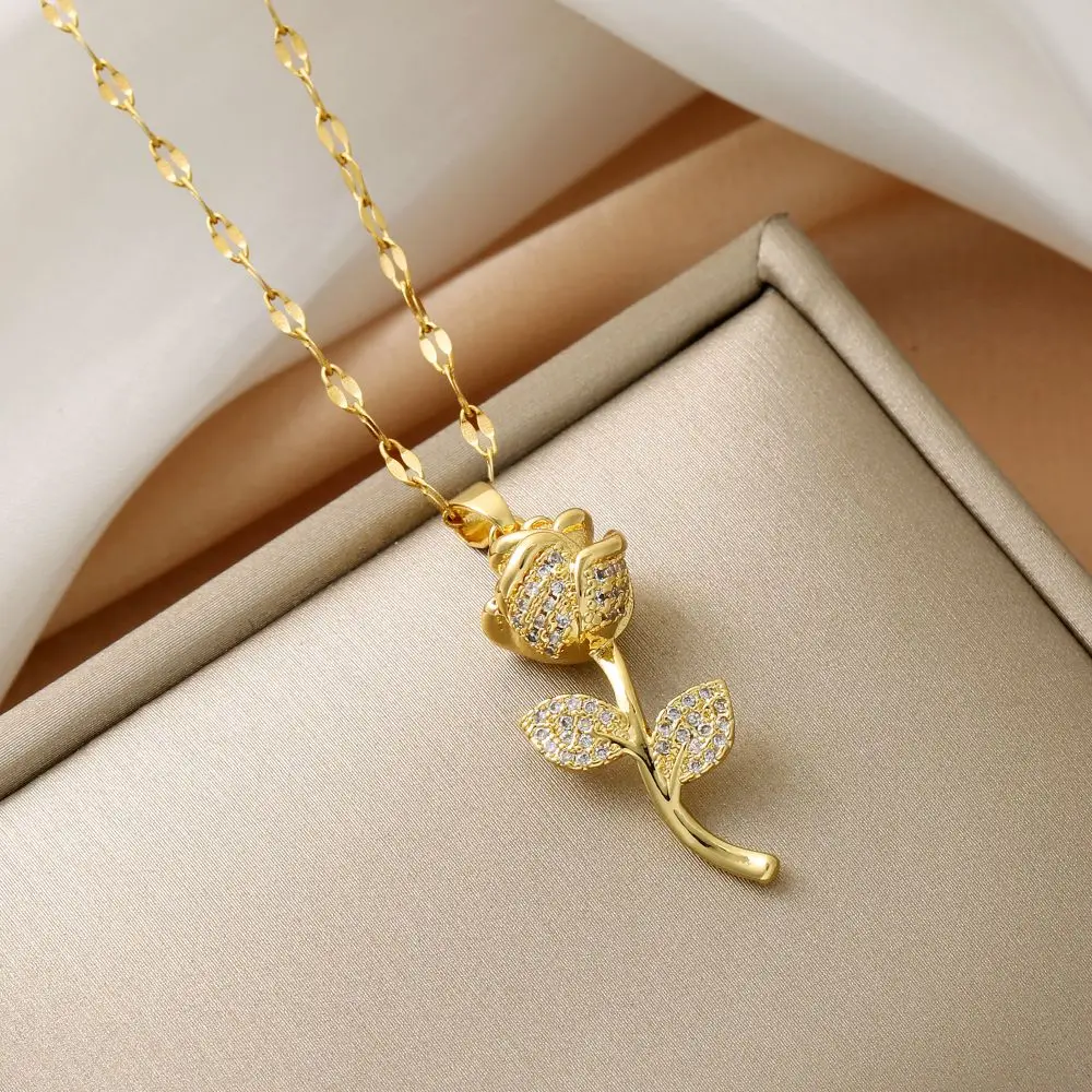 Fashionable and Luxurious Style Shiny Three-dimensional Rose Pendant Necklace with Diamonds, A Perfect Gift for Girls and Women