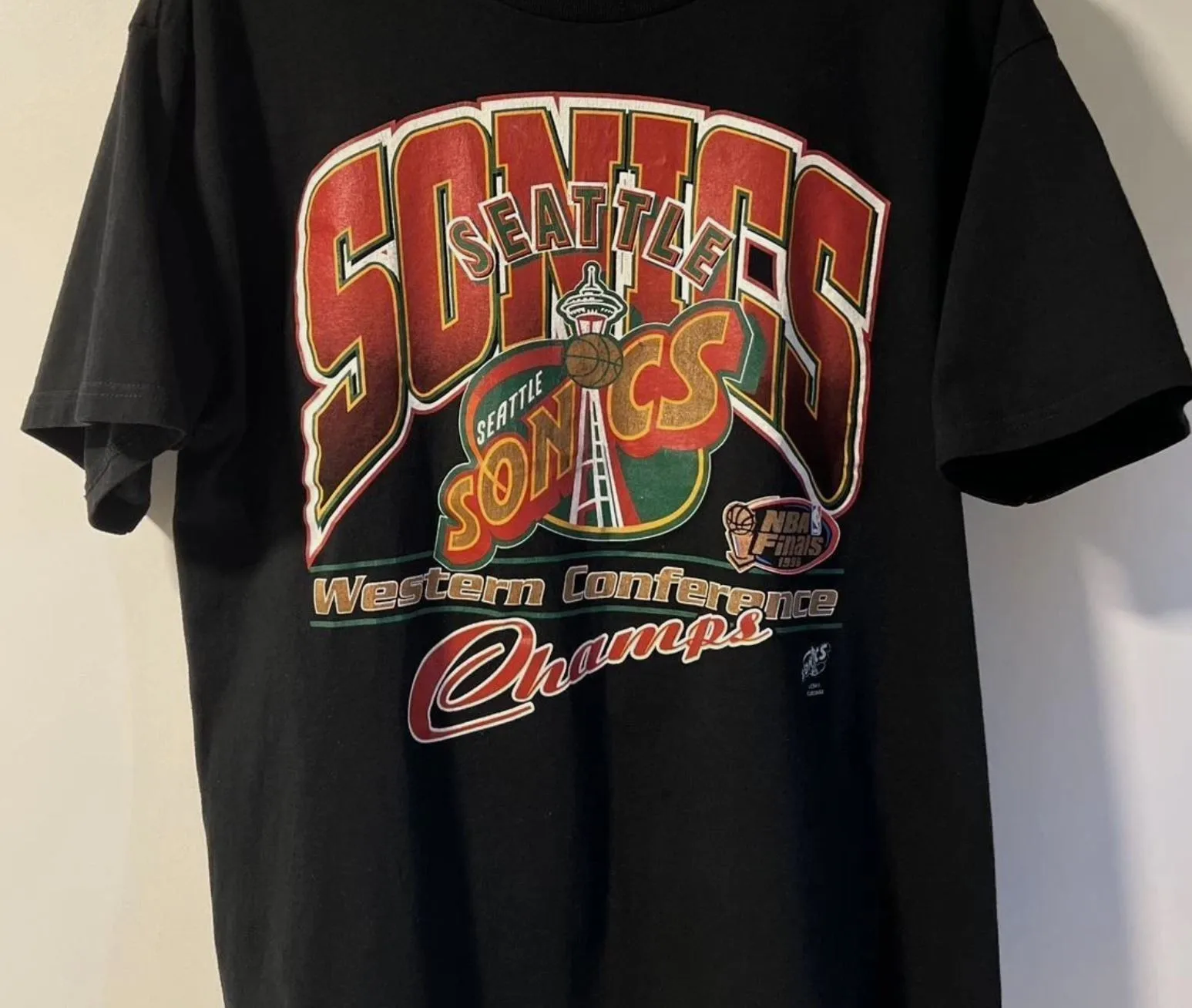 Vtg Seattle Supersonics 90s Logo Champs camiseta negra camiseta reimpresión del equipo de baloncesto