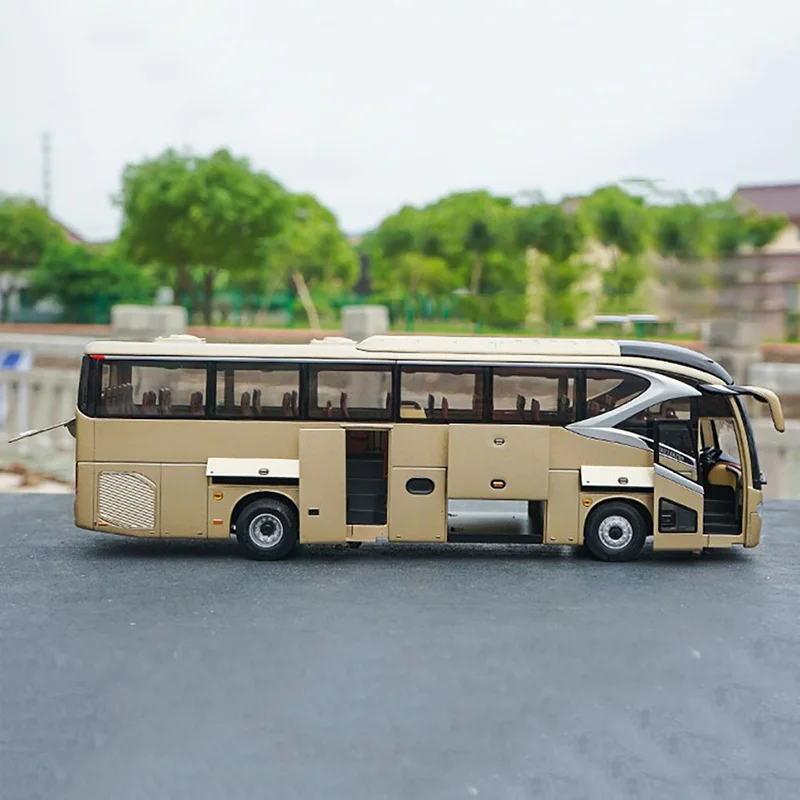 1:42 alloy car model of the original Xiamen Golden Travel Bus Jinlong XML6129 Pilot Bus