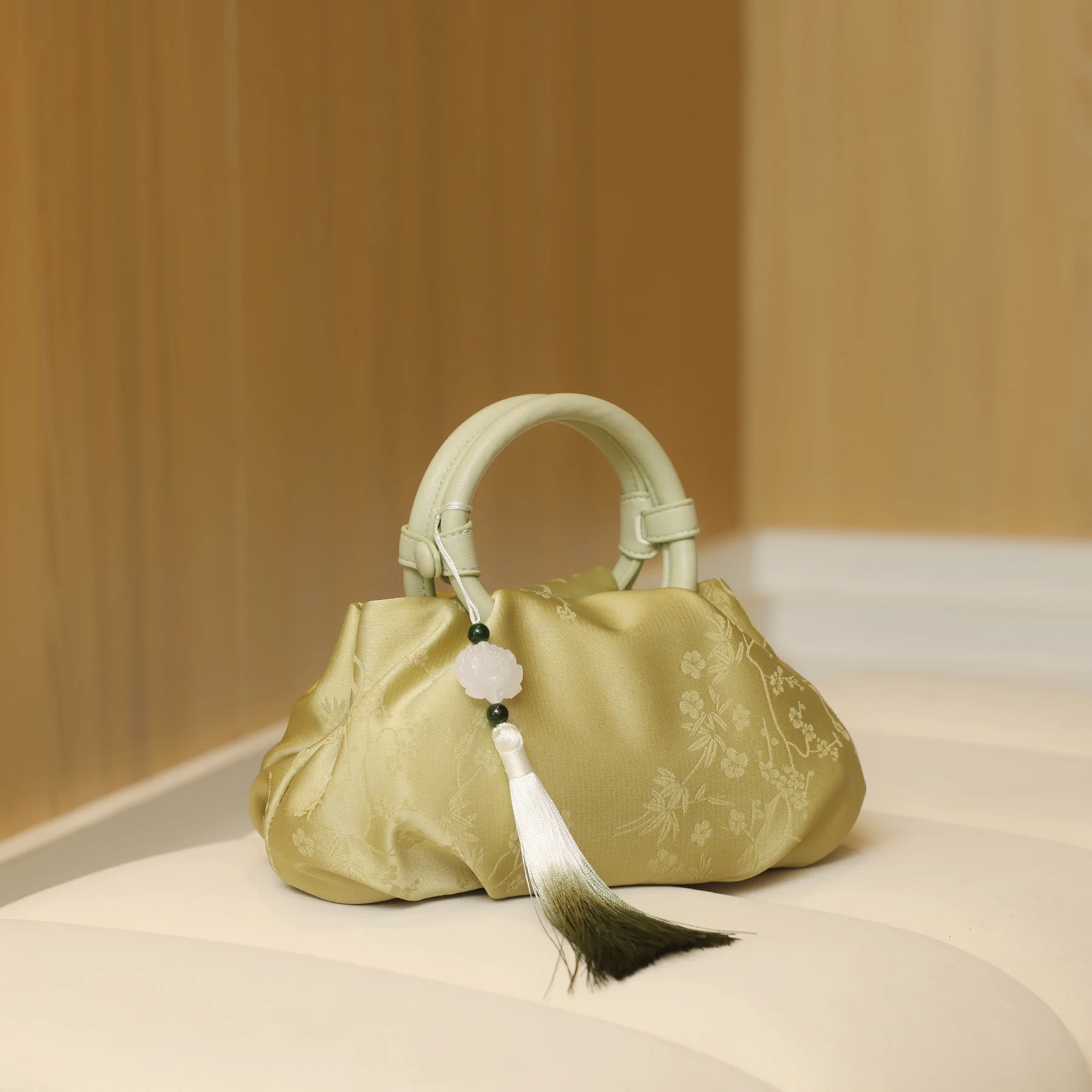 

Новая модная сумка через плечо, высококачественная фабричная горячая нежная маленькая сумочка с кисточками, простой дизайн для женщин