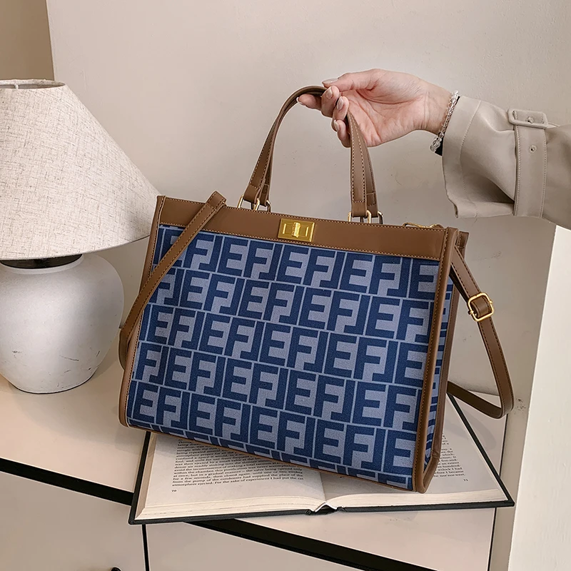 

Minimalist Solid Color Crossbody Bag - Luxury Vintage-Inspired Handbag With Brass Hardware & Soft Leather