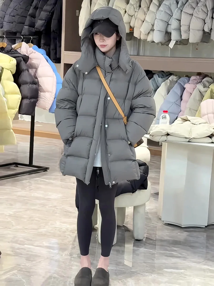 Damska kurtka puchowa do połowy łydki z kapturem, biała, z puchu, ciepła, luźna, codzienna, zimowa, rekreacyjna, jednolita, zapinana na zamek.