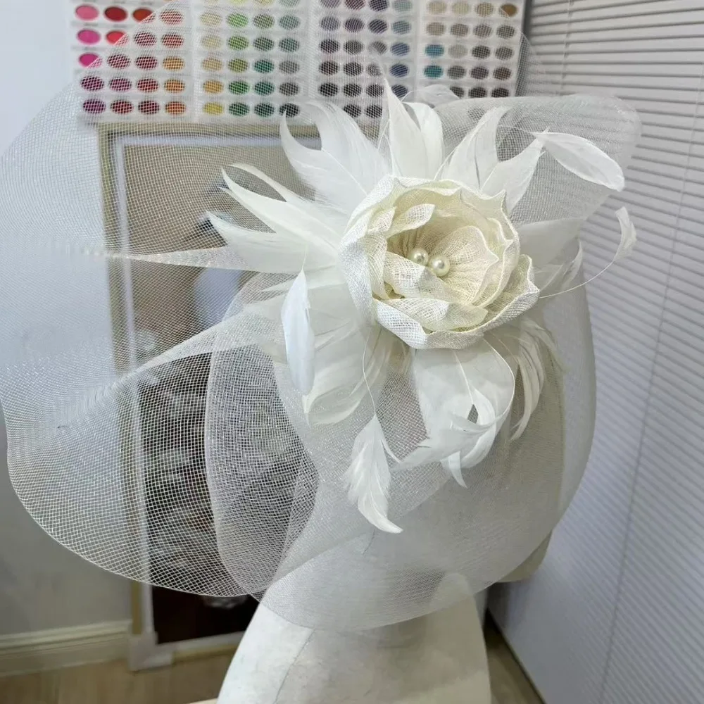 مشبك شعر ريش الزفاف الأنيق مع الدانتيل تول تقليد اللؤلؤ قبعة السيدات حزب الشعر التبعي