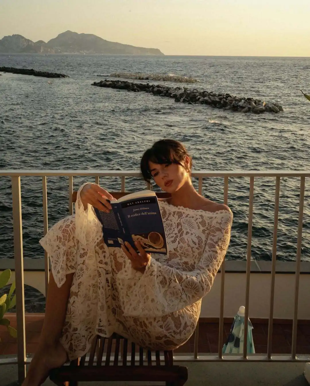 Vestido de encaje romántico transparente y elegante con un solo hombro, vestido base de manga larga para otoño e invierno.