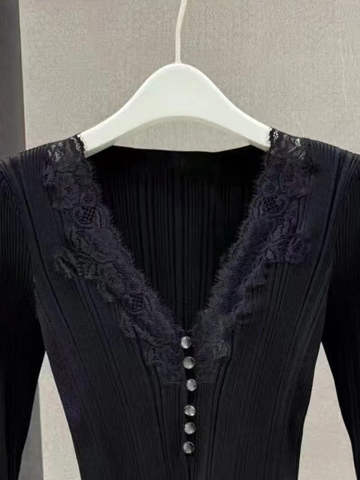 Slim Fit Lace Splice V-Ne gebreide top Dames Premium Faion Herfst 2025 SP Home South Oil High-End Dameskleding