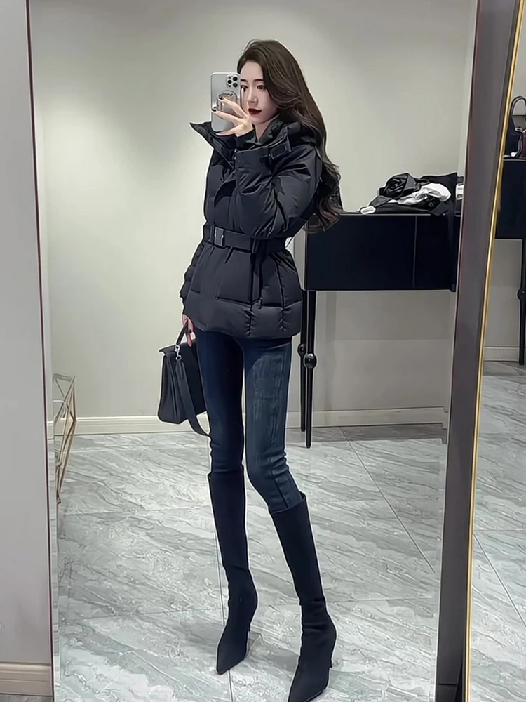 الشتاء مقنعين أسفل على الجليد ملابس النساء البخاخ القطن وسادة مبطنة معطف دافئ ضئيلة الإناث مع حزام سترات الثلوج أبلى