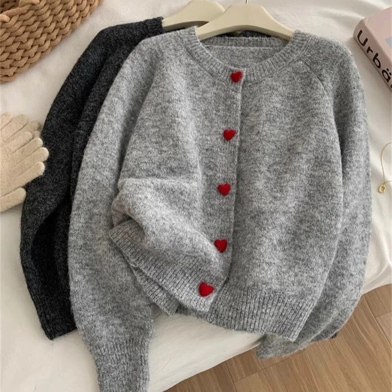 سترة محبوكة من الصوف باللون الرمادي العميق للنساء لخريف وشتاء 2025 أكمام كتف ناعمة ولزجة دافئة بإبزيم الحب