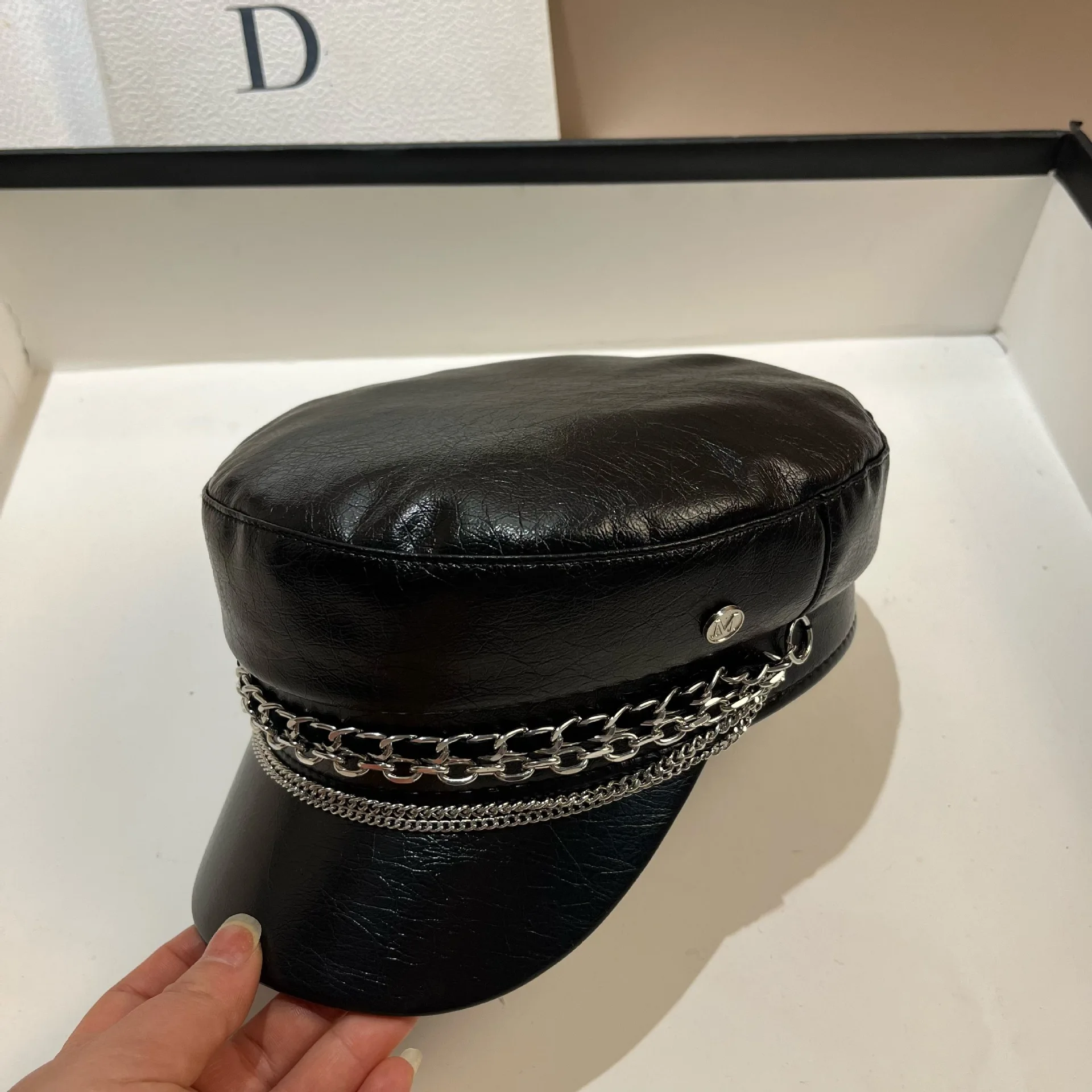 

Designer Brand PU Leather Chain Militray Hat Fashion Women Letter M Newsboy Caps Streetwear Flat Top Cap Octagonal Navy Hat