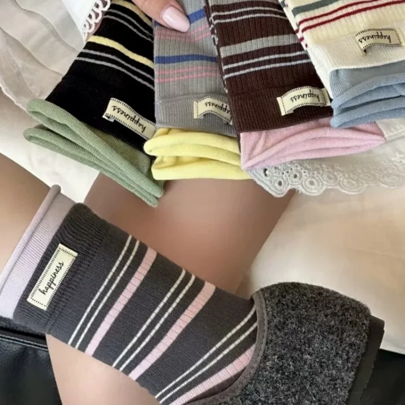 Calcetines de tubo medio contrastantes a rayas con atmósfera de principios de otoño, calcetines apilables con etiquetas de tela con letras para otoño e invierno para niños
