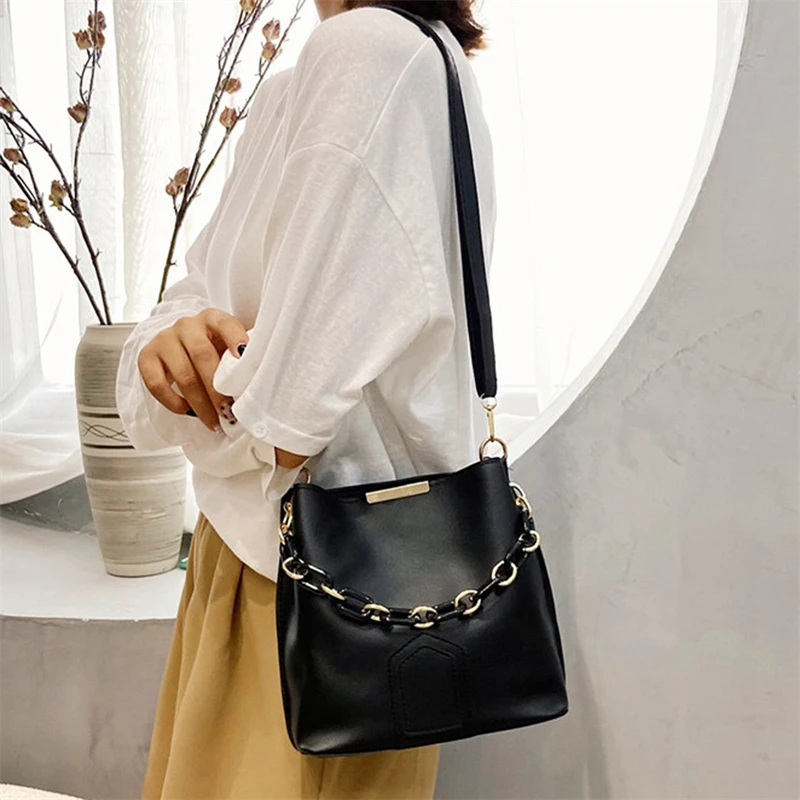 Retro Fashion Simple New Texture Large Capacity Bag Women\'s Chain Portable Messenger Bucket