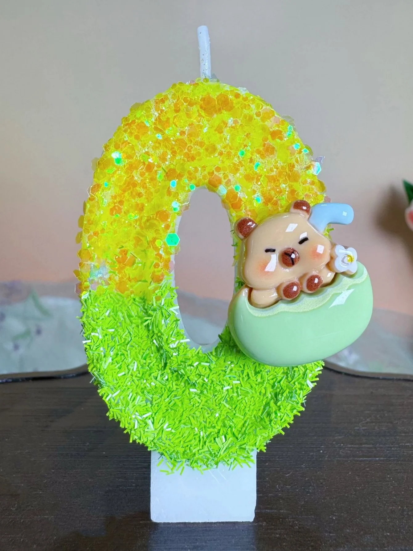 Yellow-green numbered candles, candles decorated inside Capibara eggshells, festive and commemorative candles