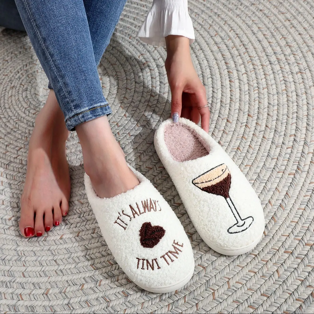 A Pair of White Martini Time Coffee Hobby Pattern Embroidered Plush Home Thick-Soled Comfortable Furry Slippers Cute Warm Non-Slip Indoor Slippers Casual Day Vacation Party Gifts for Men and Women Can Wear