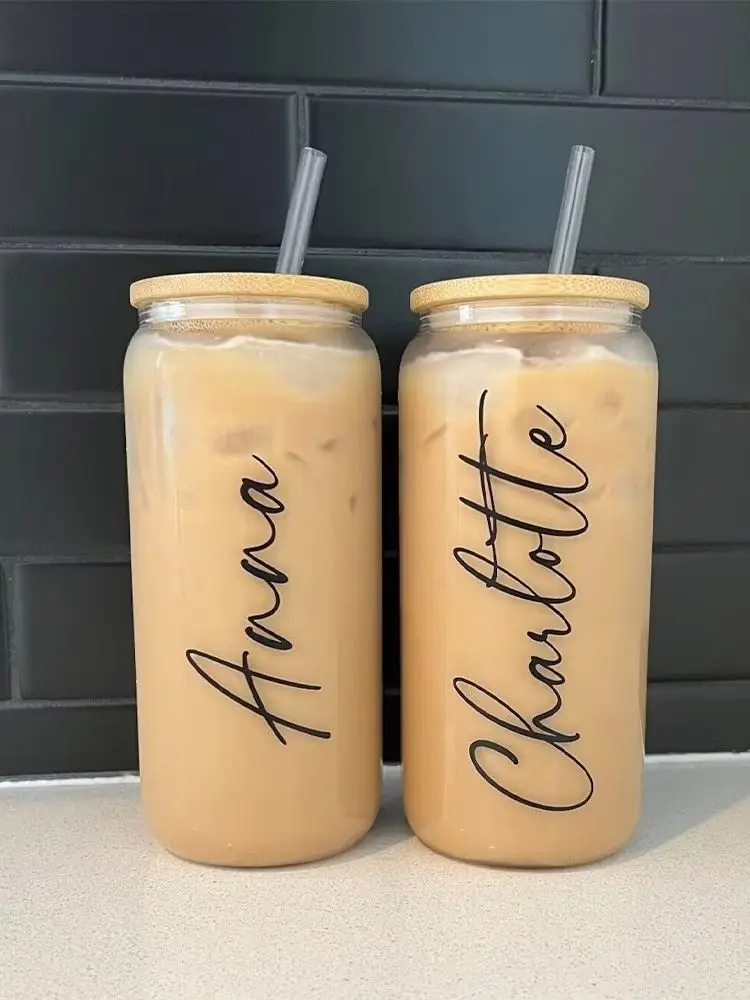 Personalisierte Eiskaffee-Tasse mit Deckel und Strohhalm, Glasbecher mit individuellem Namen, geeignet als Brautjungferngeschenk oder Geburtstagsgeschenk.