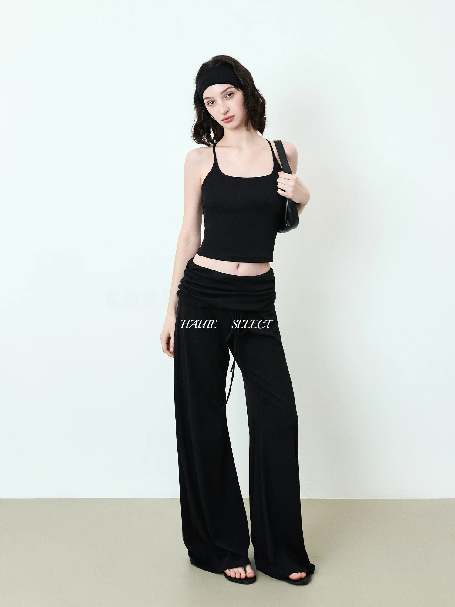 

Комплект SUK Lacey: вязаный облегающий жилет на бретелях и укороченные шорты с высокой талией, весна 2026, дышащий, с U-образным вырезом, однотонный, верхняя одежда