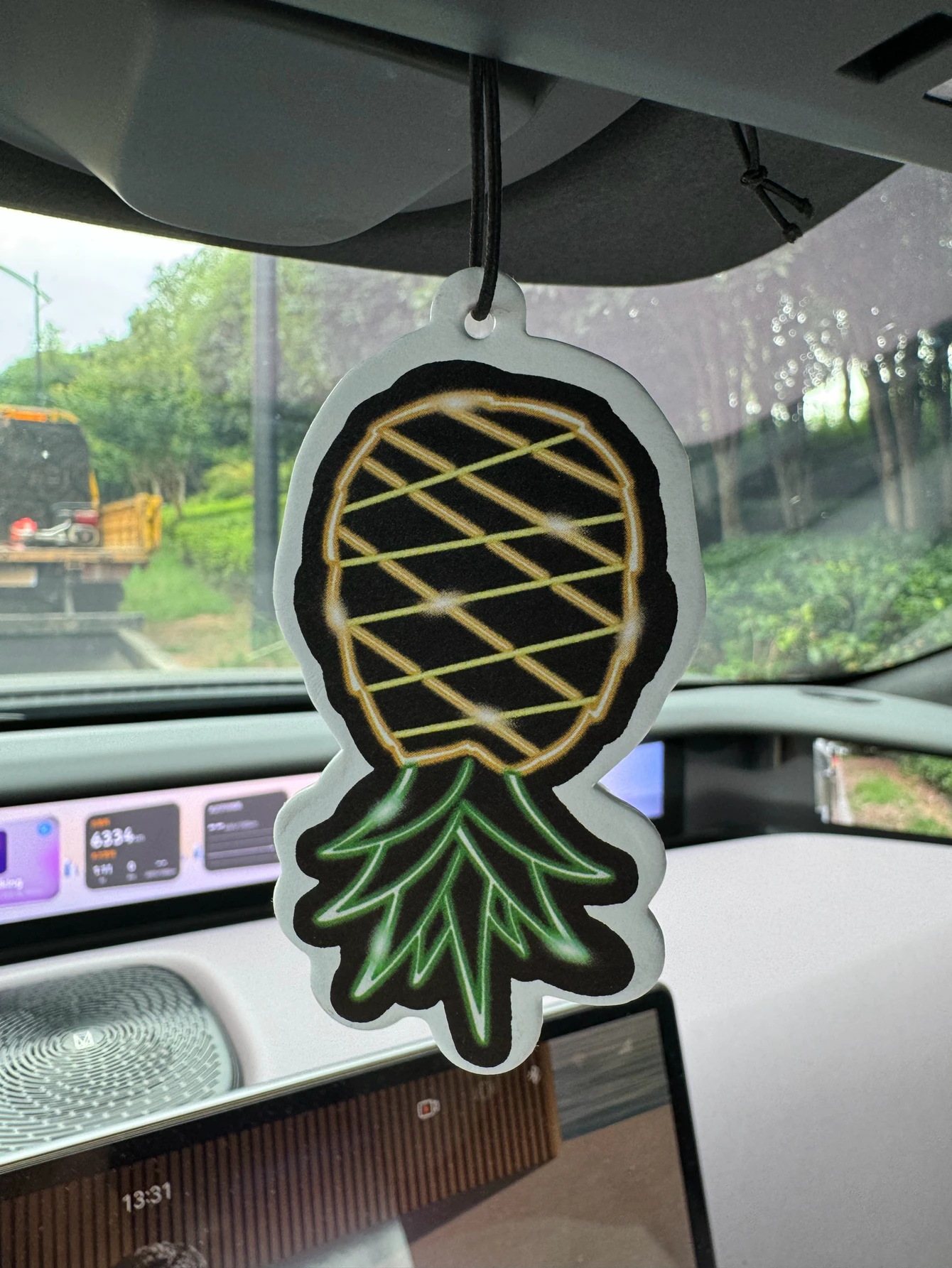 Interesting Inverted Pineapple Bahamian Sea Breeze Scent (Romantic Flavor) Unisex Car Perfume and Non-Toxic Air Freshener |   Natural Essential Oils and Aromatherapy Scent Tablets (Noroili/Grapefruit/Cedar) |   Hanging Type and Dual-Purpose with Vent Clip |   Long-Lasting Fragrance for 60-90 Days |   Deodorize and Purify the Air |   Suitable for Use in Cars, Homes, Wardrobes, and Bathrooms. |   Cartoon Animation Design |   Same as the Store.