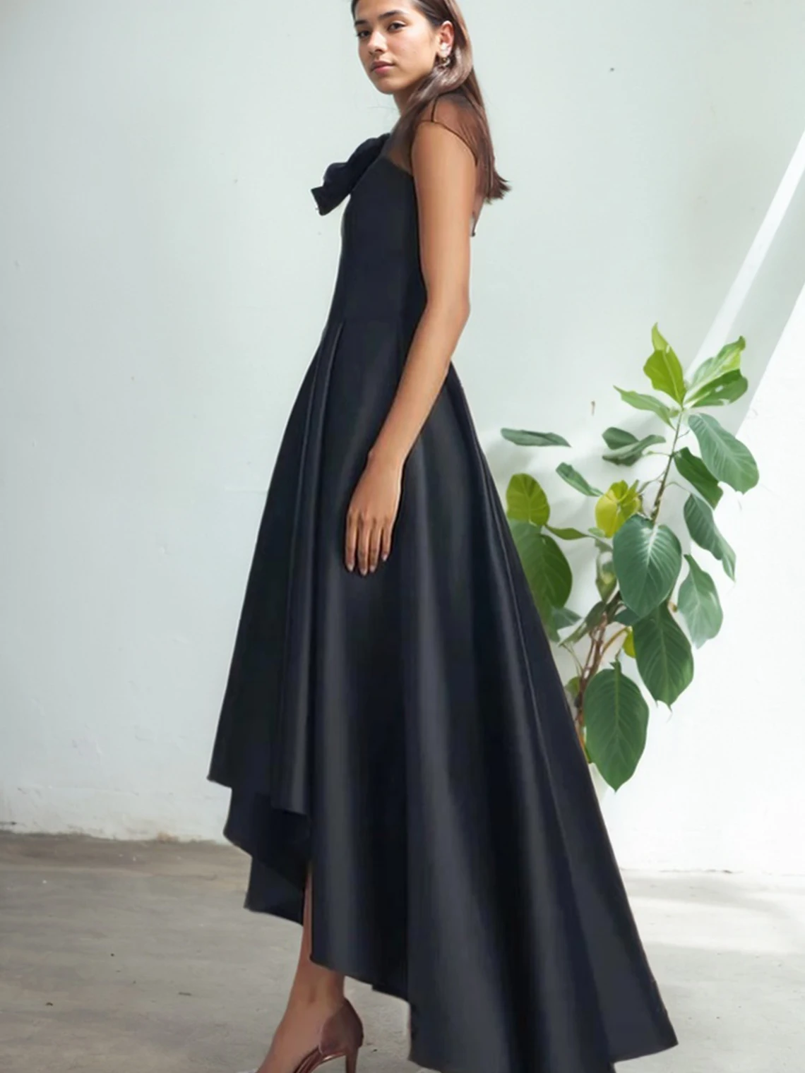 Gaun Formal A-Line Elegan Gaun Prom Satin Tanpa Lengan Gaun Malam Hemline Asimetris Bunga Bahu 2025 Gratis Disesuaikan