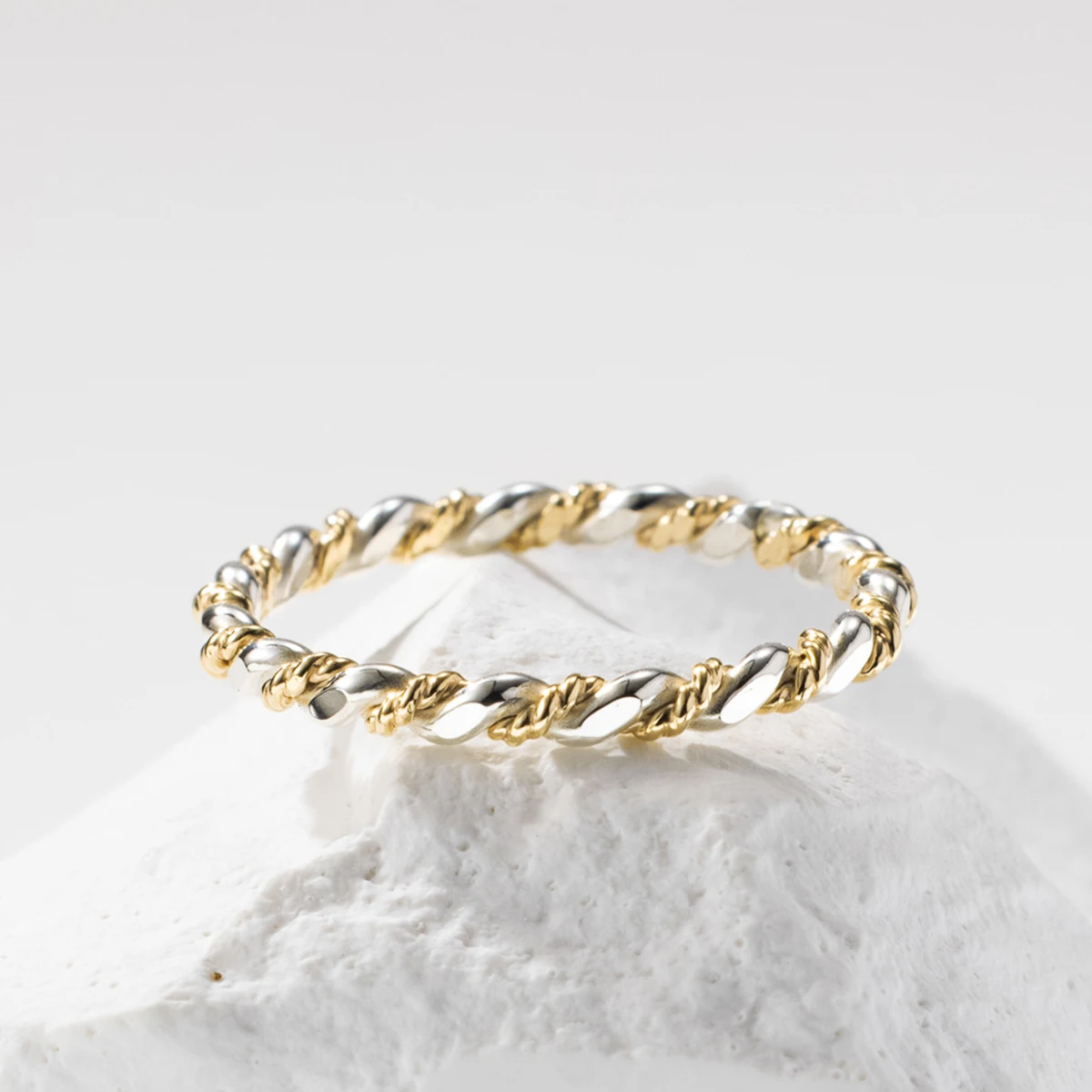 

Пара серебряных колец 925 пробы с элегантным дизайном, очень изысканные, подходят для повседневной носки и в качестве подарка любимым людям.