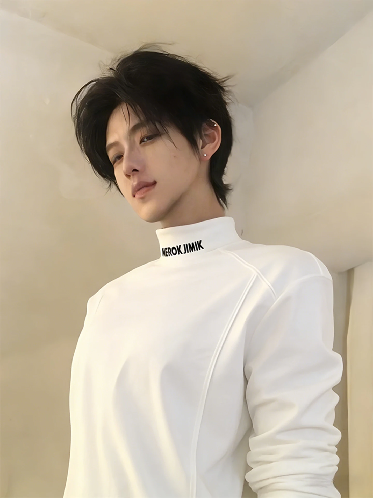 T-shirt thermique long pour homme à lettres blanches, doublé pour l'hiver, coupe ajustée, épaules appropriées, couche de base appropriée