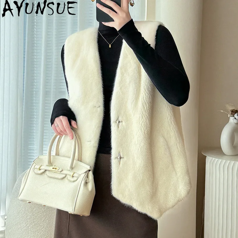 سترة من فرو المنك الطبيعي من AYUNSUE للسيدات برقبة على شكل حرف v بدون أكمام سترات شتوية من الفرو الحقيقي لملابس النساء جودة عالية 2025 Abrigo Mujer
