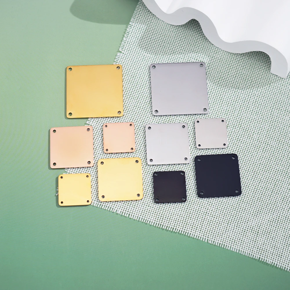 30 قطعة/الوحدة شعار مخصص مربع العلامات شخصية أربعة ثقوب الملابس التسمية لوحة معدنية البولندية قلادة مجوهرات من صلب لا يصدأ