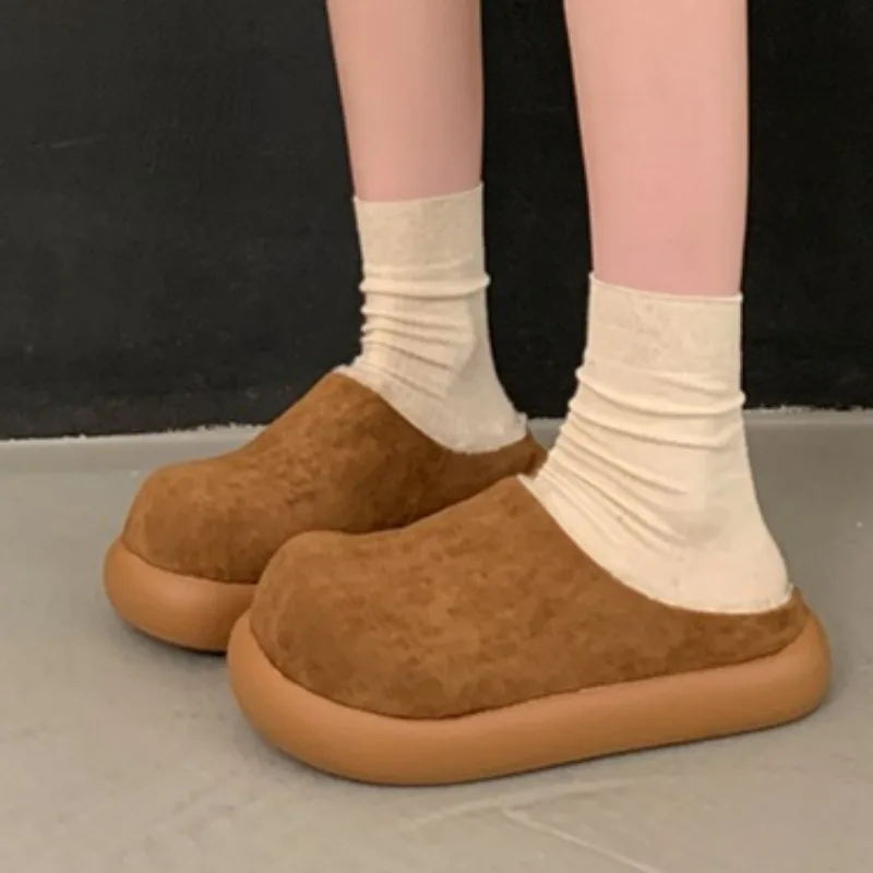 فاخر جولة تو المرأة أحذية قطنية 2025 الشتاء المنزل اليومي عدم الانزلاق قصيرة أفخم نعال تدفئة مريحة المشي السيدات البغال