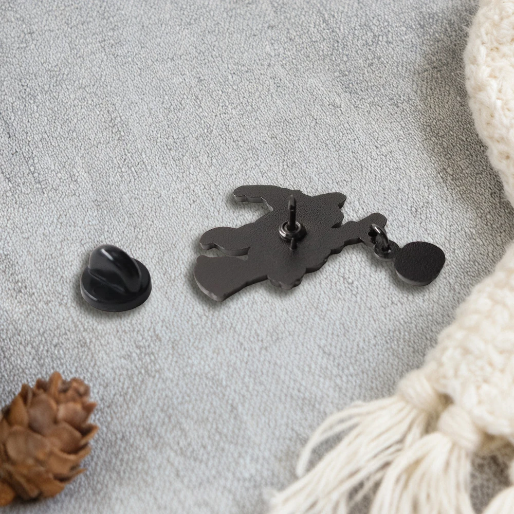 Halloween Frosch-Hexe Emaille-Brosche Besen Kürbis Geist Anhänger Abzeichen Rucksack Hut Feiertagsaccessoires Partygeschenk – Detail 13