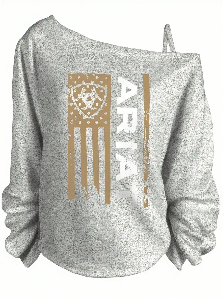 

Серый топ с открытыми плечами и длинными рукавами, с принтом в виде потрёпанного флага и вертикальным текстовым дизайном
